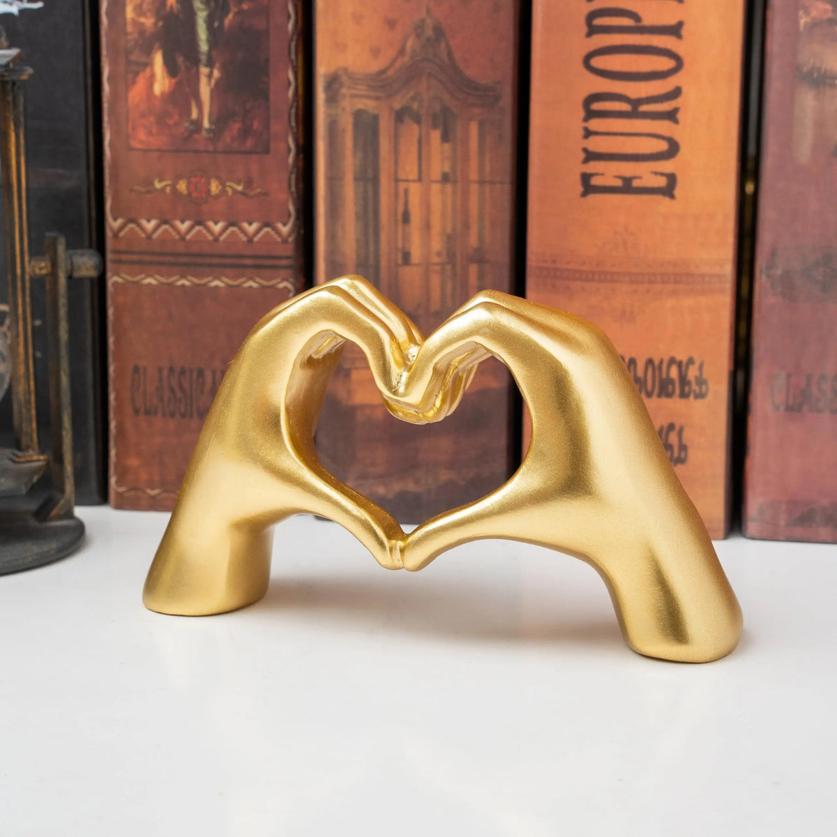 1pc Love Gesture Sculpture Desktop Decoration Heart Hand Nordic Light Luxury Crafts Can be given as a romantic gift for couple