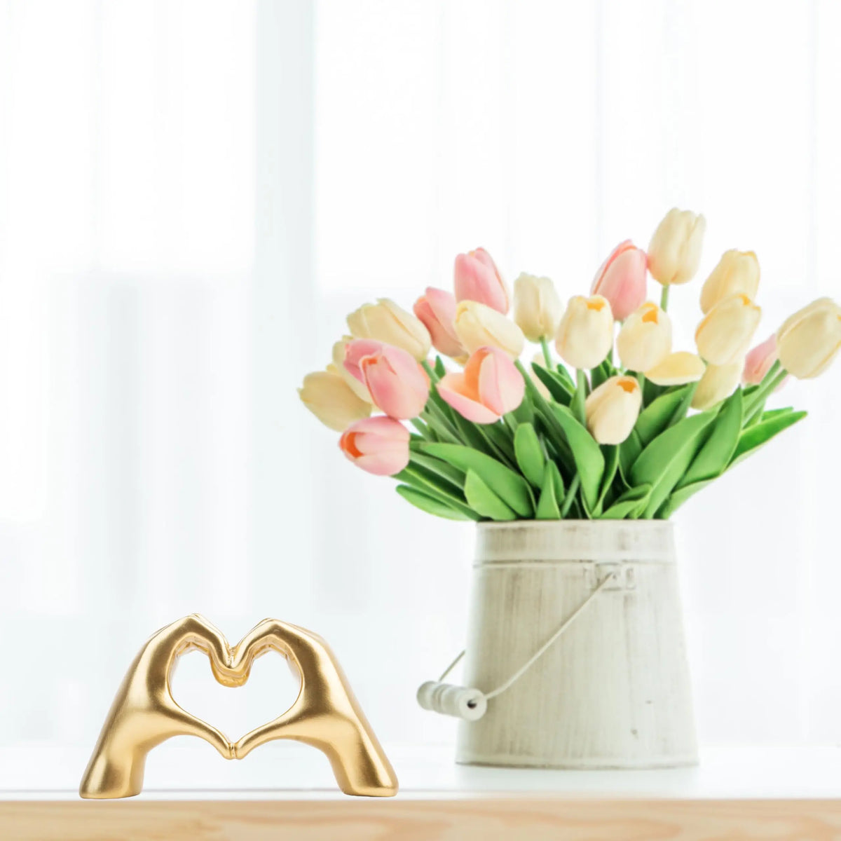 1pc Love Gesture Sculpture Desktop Decoration Heart Hand Nordic Light Luxury Crafts Can be given as a romantic gift for couple